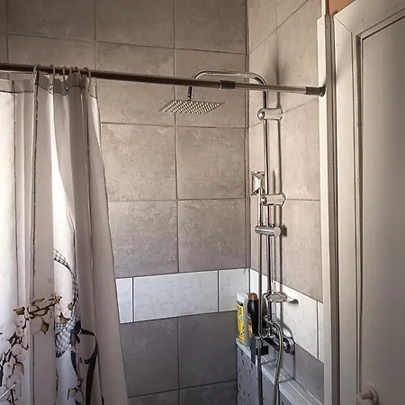 Loutraki Central Appartment ルートラキ